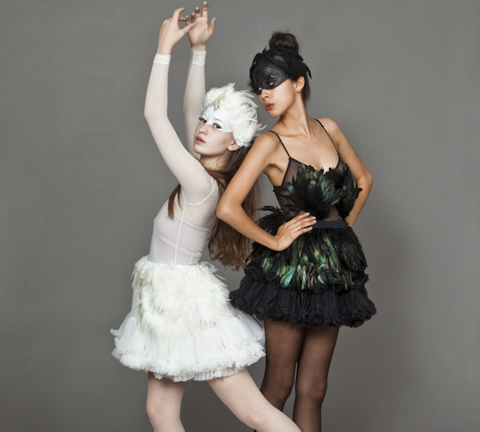 Idée déguisement le cygne noir et le cygne blanc, cool idee de deguisement duo, s habiller pour la fête, inspiration de film
