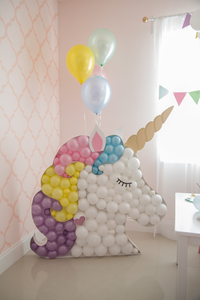 Comment fêter ses 18 ans façon inoubliable, decoration anniversaire fille, quoi faire avec des ballons et carton a forme de licorne 