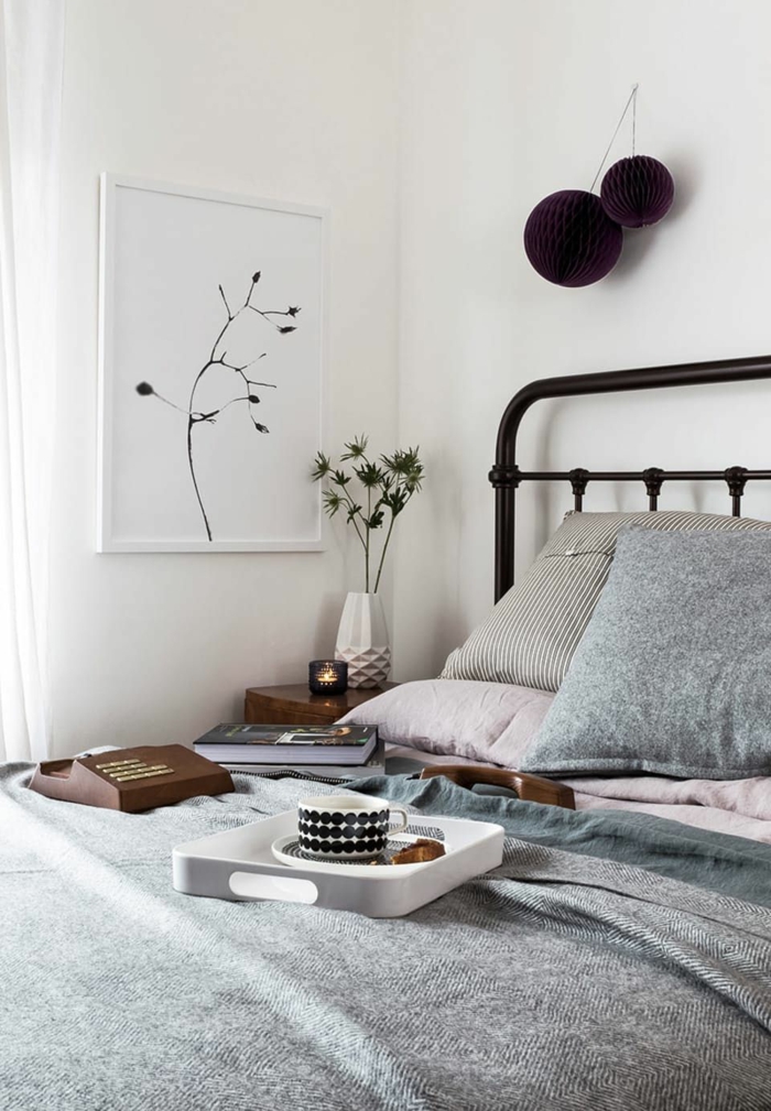 lit gris, peinture blanche et vase blanc, image cocooning de chambre à coucher style scandinave