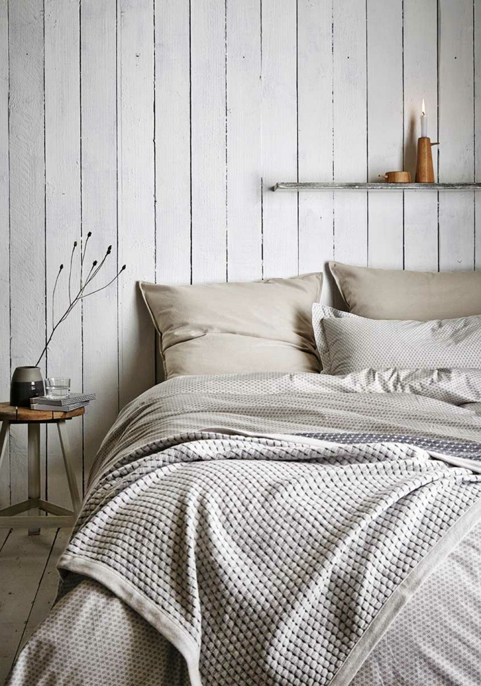 chambre à coucher gris pâle, tabouret de bois, étagère murale avec porte bougie en bois, housse de couette géométrique