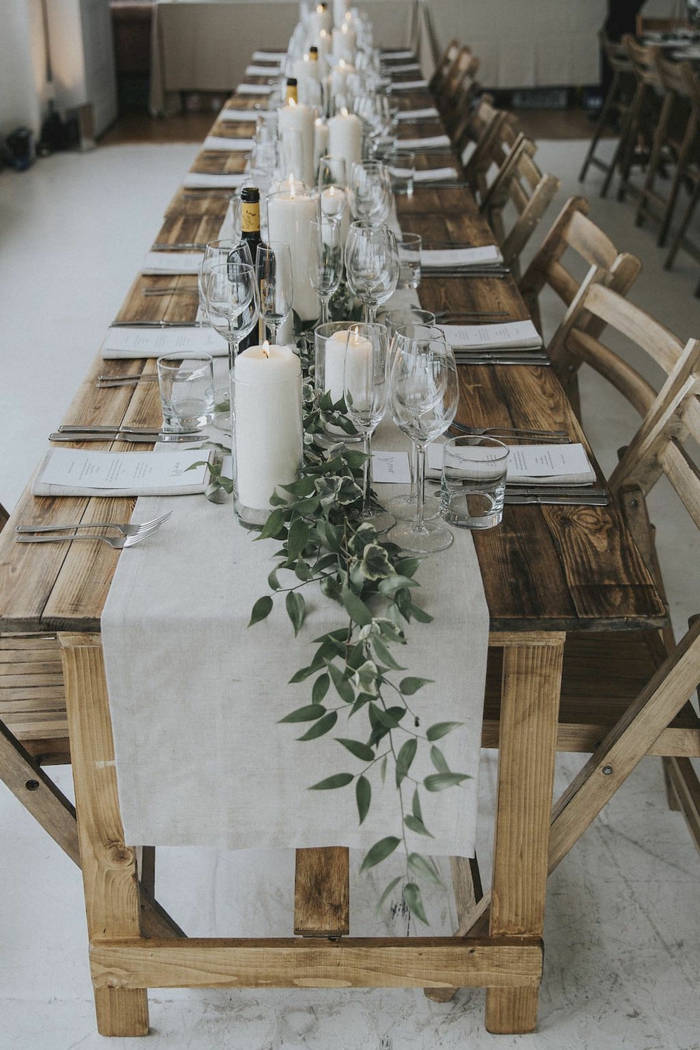 décoration de table pour un mariage champêtre, chemin de table, chaises en bois