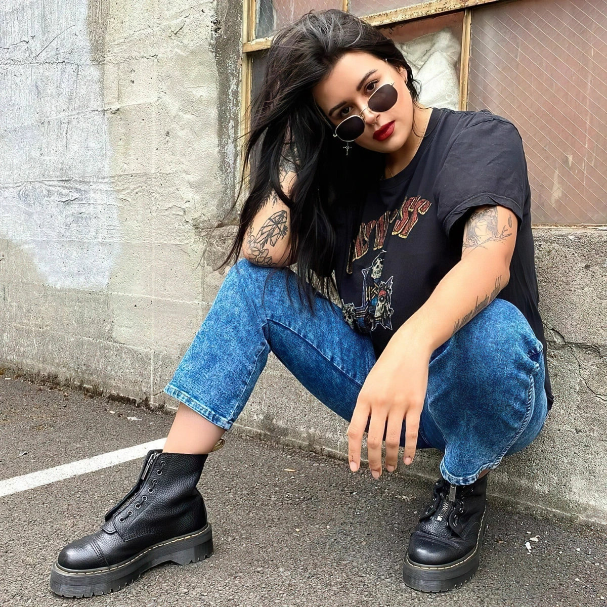 look annee 80 femme rock t shirt noir jeans bottines noires cuir