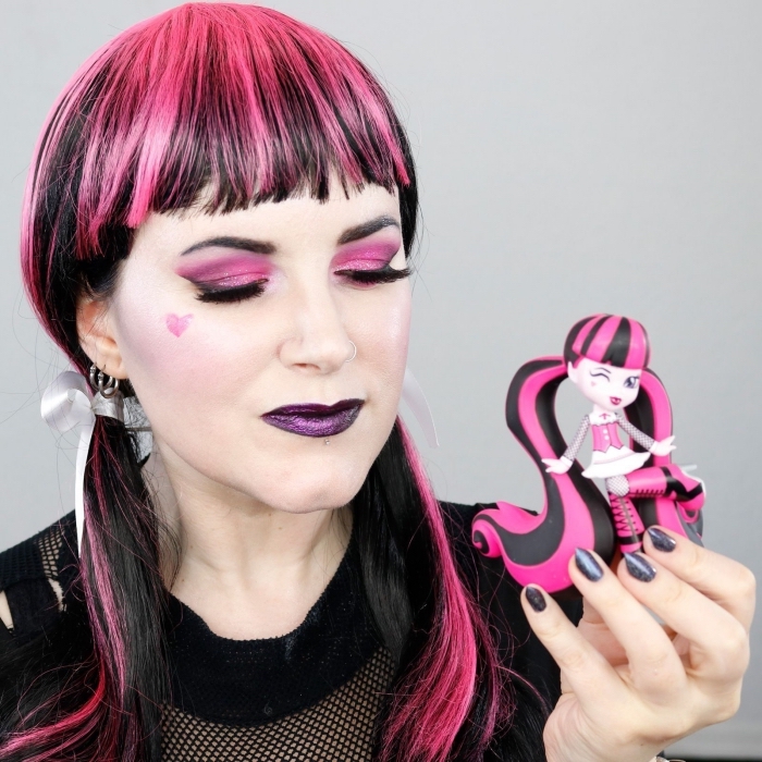 maquillage vampire fille inspiré de la poupée draculaura et son maquillage rose-violet emblématique