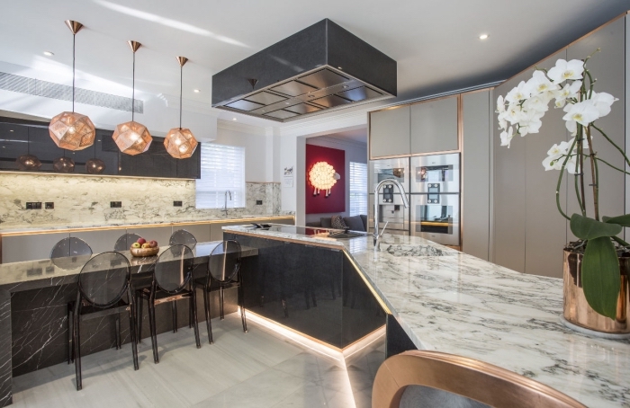 style et classe dans une cuisine ultra moderne tendance, exemple de déco luxueuse avec comptoir marbre et granite dans une cuisine moderne