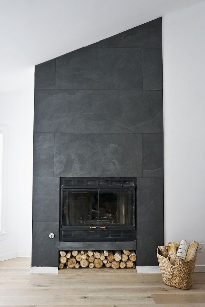 décoration mur et contours de cheminée avec plaques gris anthracite sur mur blanc et sol en parquet clair