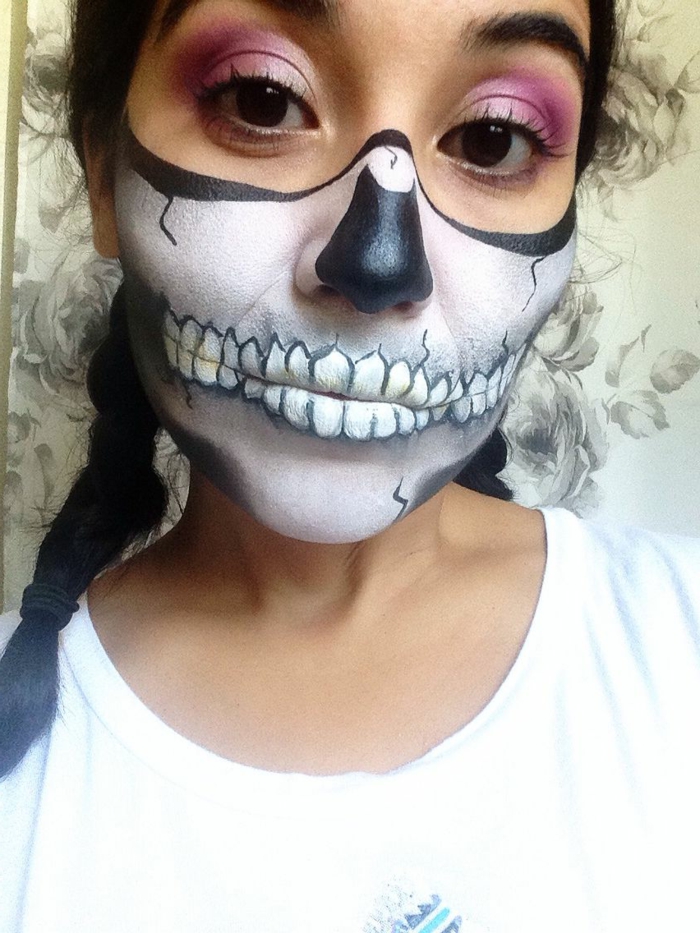 jeune fille, maquillage de halloween squelette, fard à paupière mauve, nez noir, bouche de squelette