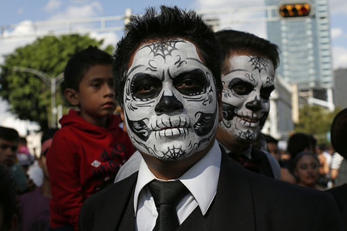 participants au carnaval des morts mexicain, tête de crane dessiné sur le visage d'un homme, cravate noire