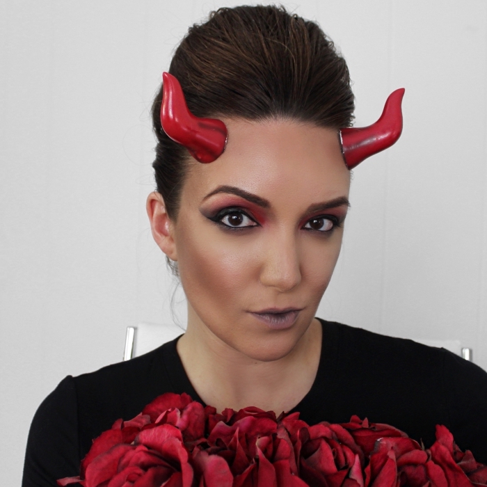 tuto maquillage halloween facile à réaliser pour arborer le look d'une diablesse ou d'une sorcière glamour 
