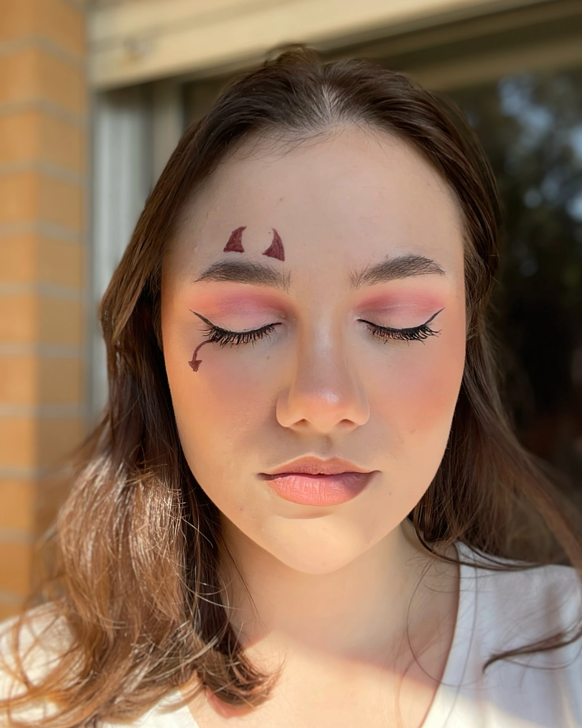 maquillage halloween facile rapide dessin eyeliner fleche dessin de cornes