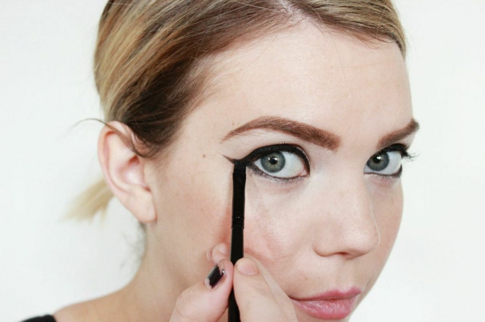 tuto maquillage halloween rapide et facile pour réaliser un déguisement de chat de dernière minute, maquillage yeux de chat à l
