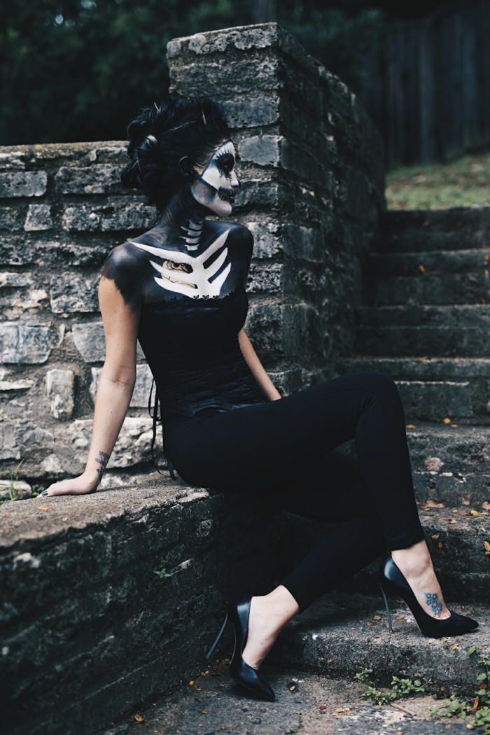 maquillage squelette, femme en noir, squelette dessinée à la poitrine, cheveux noirs