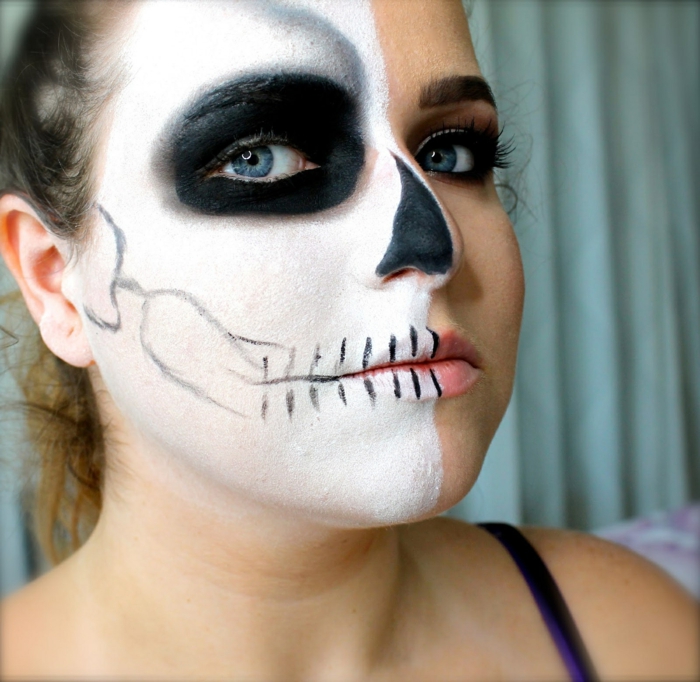 maquillage halloween squelette, fille au maquillage noir et blanc facile, demi crâne