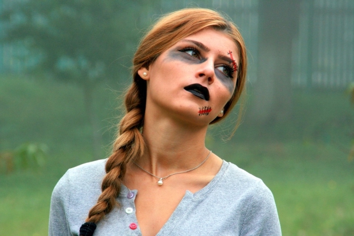 un maquillage halloween zombie très facile à réaliser avec quelques fausses plaies, bouche noire et cernes noires au-dessous des yeux