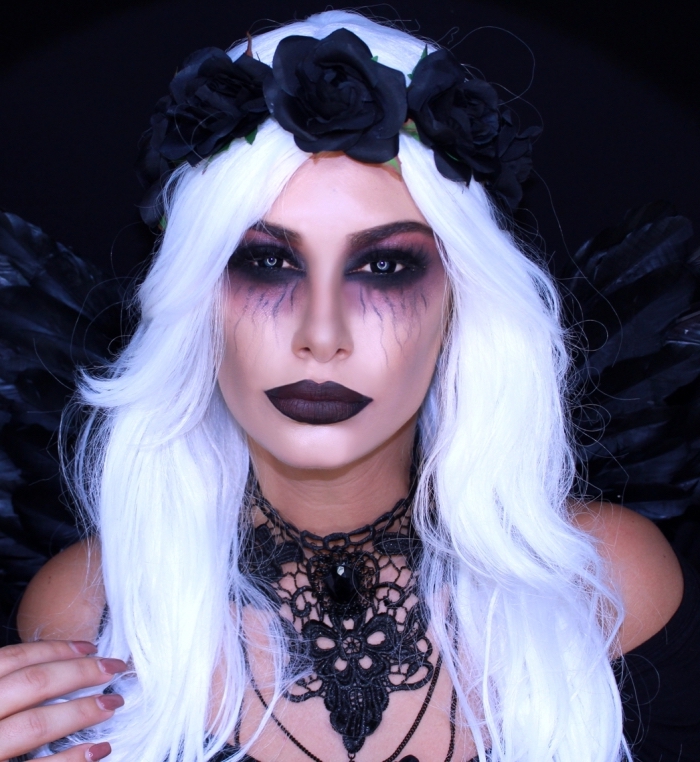 un maquillage demon dramatique et glamour, déguisement d'ange déchu femme avec costume de style gothique, couronne de roses noires et un collier dentelle noire, maquillage yeux avec des veines apparentes