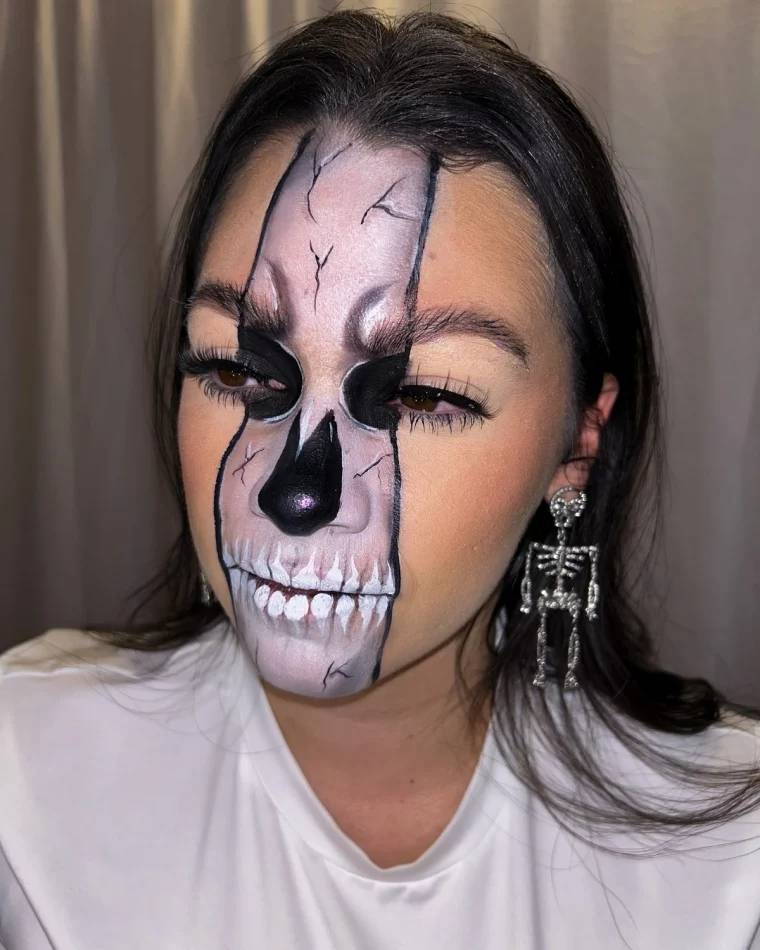 maquillage originale halloween moitie visage peinture blnache dessins noirs