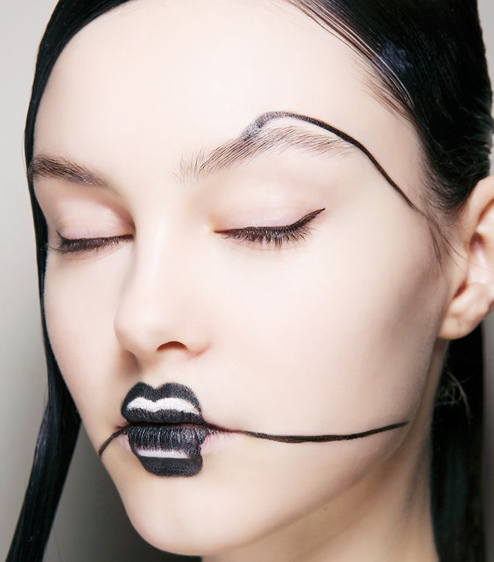 maquillage artistique et minimaliste pour une soirée d'halloween, idée de maquillage sorcière fille simple et rapide avec une bouche poupée noire et blanc