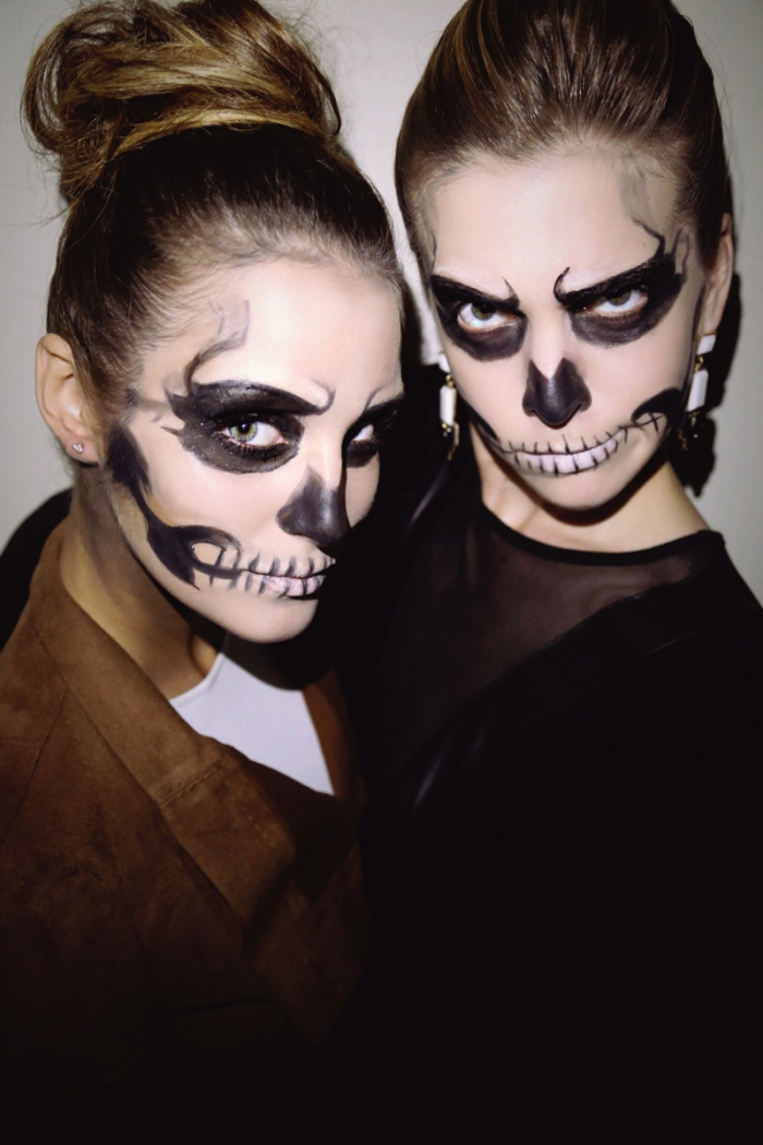 maquillage squelette facile réalisé avec du fard blanc et noir squel, look canon pour halloween facile à réaliser soi-même