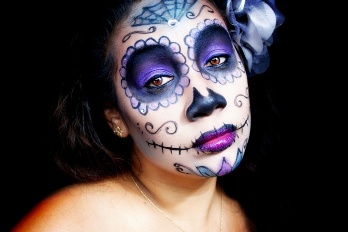 maquillage halloween squelette, orbites bleues, lèvres lilas, nez peint, fleur dans les cheveux