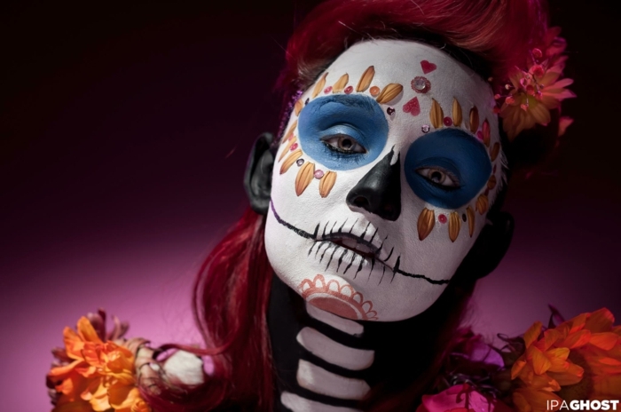maquillage halloween tete de mort, femme maquillée comme squelette pour la fete