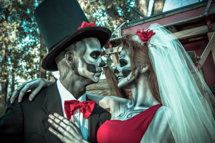 mariage de squelettes, maquillage affreux, voile blanc, chapeau cylindre, robe rouge, papillon rouge