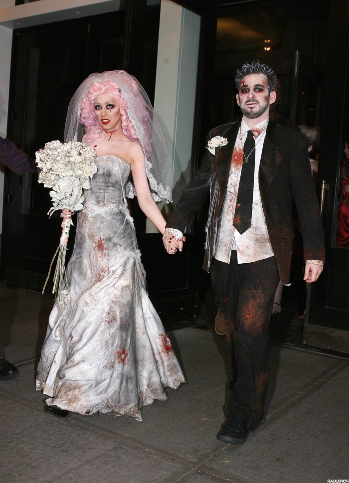 Christina Aguilera et son époux habillés et maquillés pour Halloween, mariage affreux, robe blanche longue et perruque rose