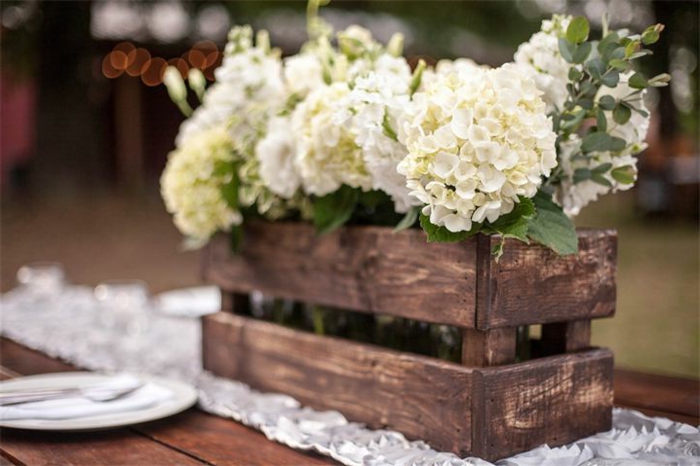 caisse en bois comme centre de table pour un mariage campagnard, hortensias blancs