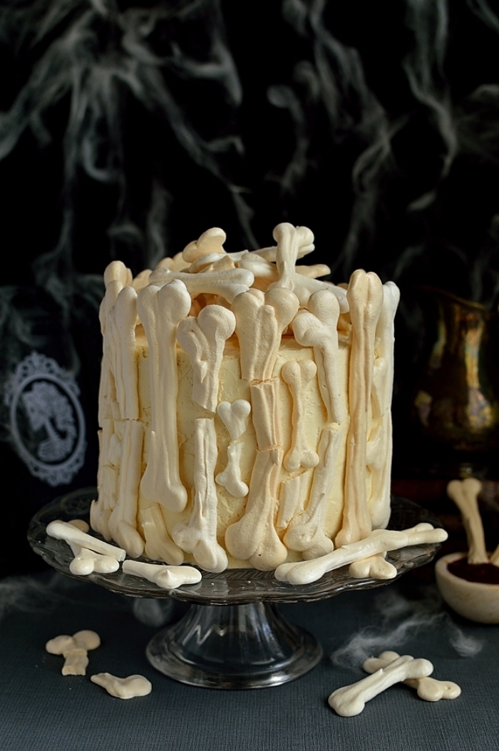 modèle de gâteau effrayant en couches avec déco en os sucrés, recette halloween dessert facile à la vanille