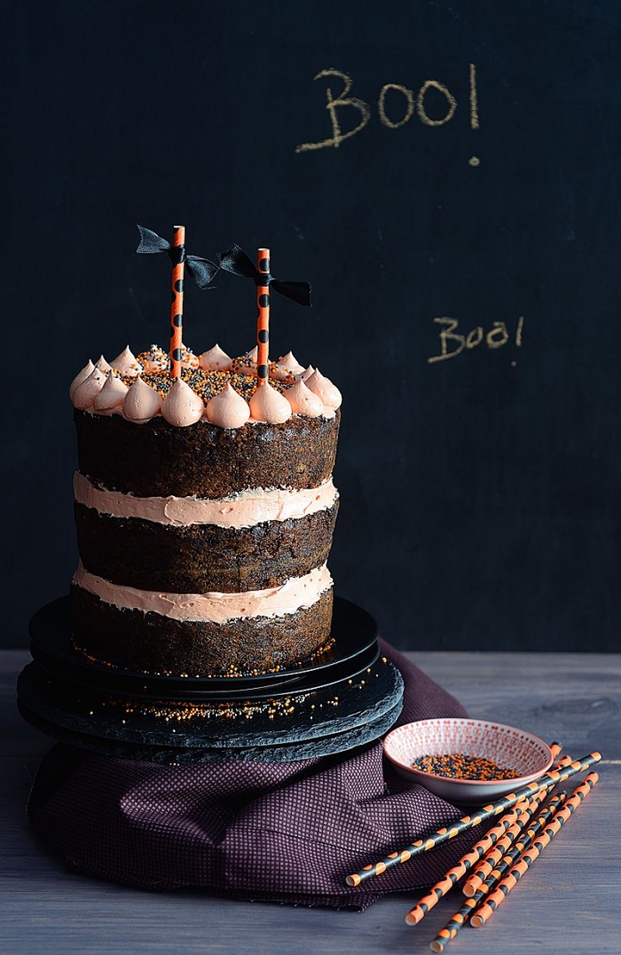 exemple de gateau facile a faire pour Halloween, idée gâteau sur étages aux génoises au chocolat avec déco bâtonnets halloween