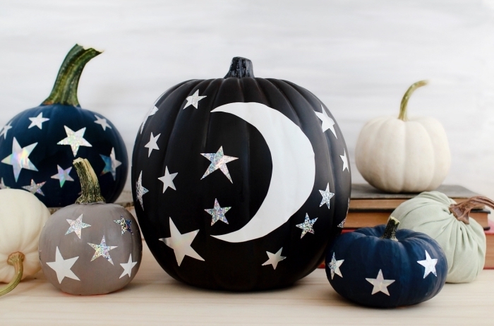 objets de déco DIY pour la fête Halloween, modèle de citrouille peinte en noire avec déco motifs étoiles brillantes