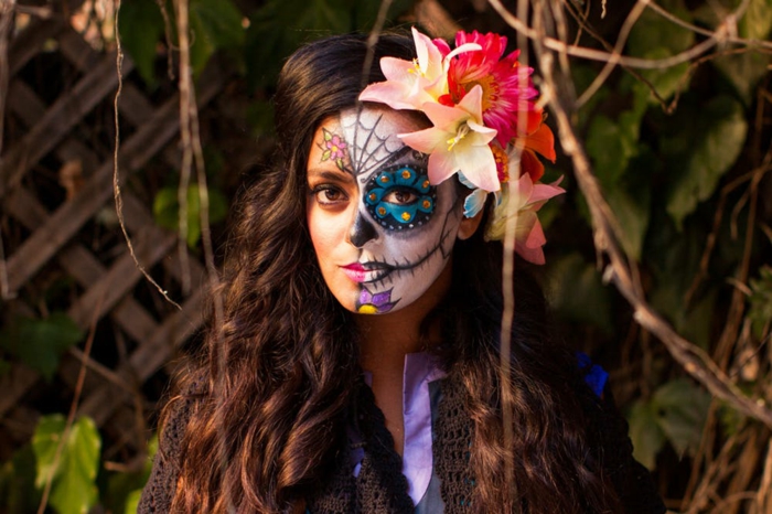 fille déguise, maquillage de carnaval, fleurs dans les cheveux, visage demi maquillé, maquillage halloween squelette coloré
