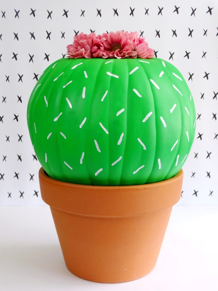que faire avec une citrouille, projet créatif pour faire une jolie déco à design faux cactus, modèle citrouille peinte en verte