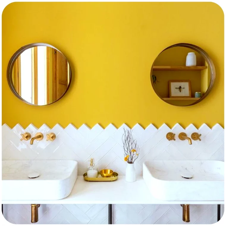 mur colore dans une petite piece salle de bain mur jaune mirroir