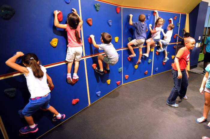 exemple de divertissement anniversaire original, mur d escalade enfant dans un par d attraction enfant, anniversaire 9 ans activité originale