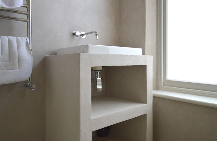 salle de bain beige avec murs et meuble lavabo en TADELAKT sans carrelage