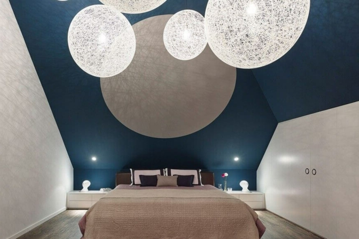 luminaires ronds, deco peinture chambre, plafond sous pente, chevets blancs