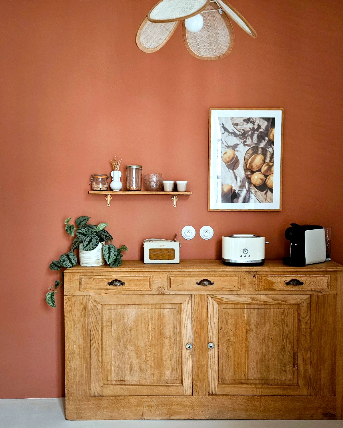 mur sombre beige marron dans une petite piece