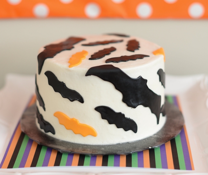 jolie décoration stylée d'un gâteau d halloween, modèle de gâteau à déco fondant blanc avec figurines chauve-souris