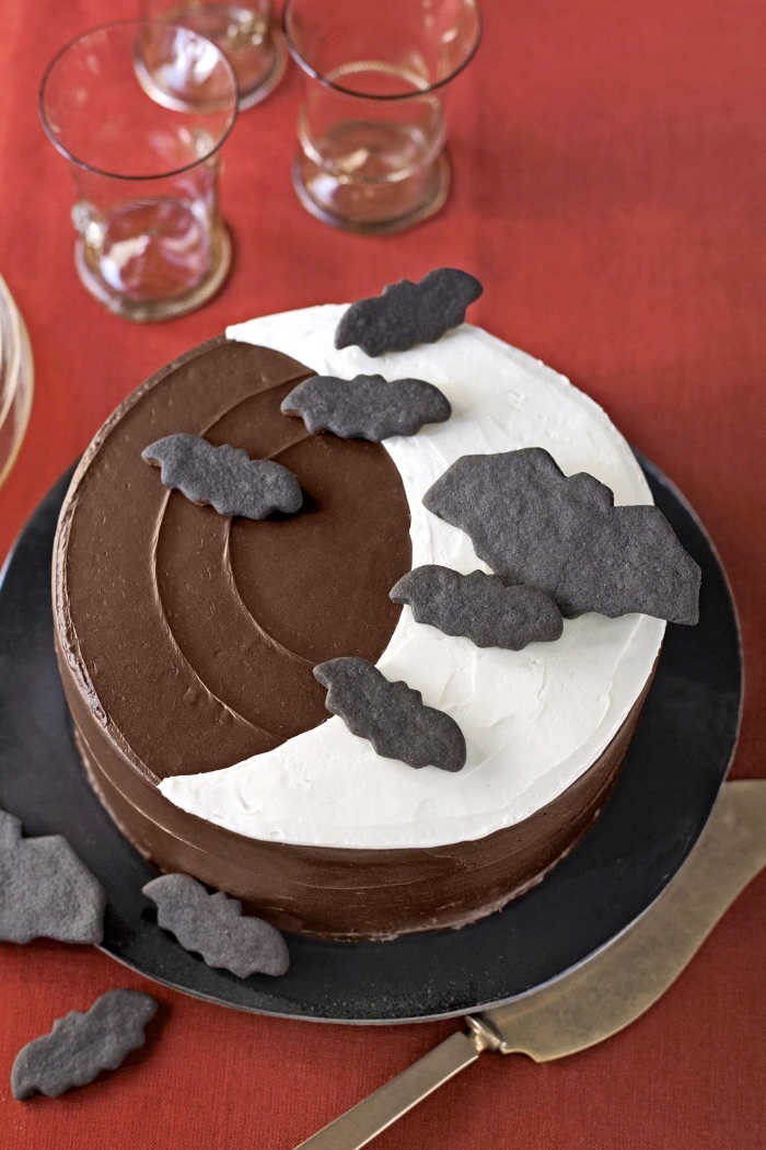décoration de gâteau au glaçage chocolat avec fondant blanc en forme de lune et chauves souris en fondant coloré noir