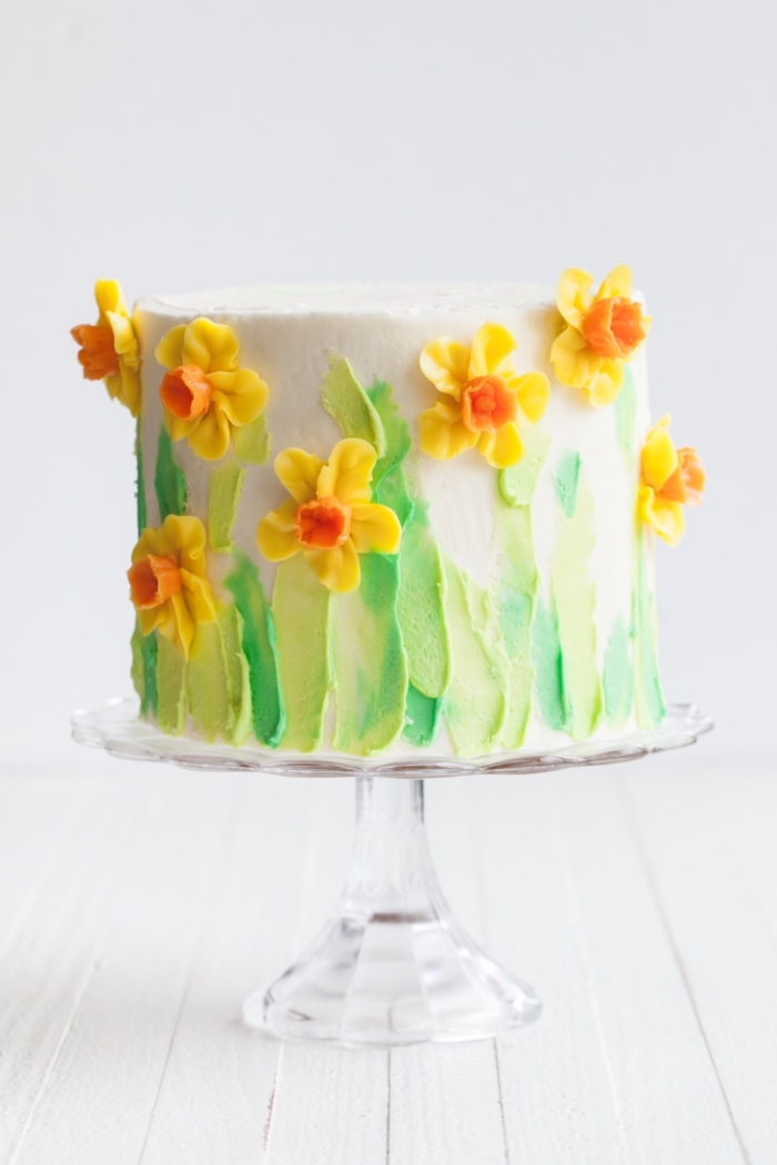 gâteau d'anniversaire de printemps au glacage blanc et vert à la crème au beurre, décoré de fleurs en pâte à sucre