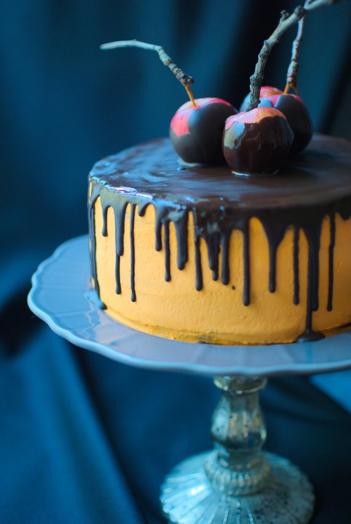 recette halloween dessert, modèle de gâteau simple en couche avec ganache orange et glaçage chocolat à décoration fruits