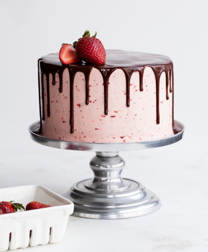 joli gâteau au glacage fraise et chocolat, décoration facile pour réaliser un gâteau dégoulinant au coulis de ganache chocolat
