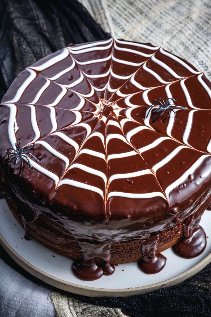 idée pour un gateau halloween araignée, recette dessert facile au chocolat, gâteau au chocolat avec déco toile d'araignée facile