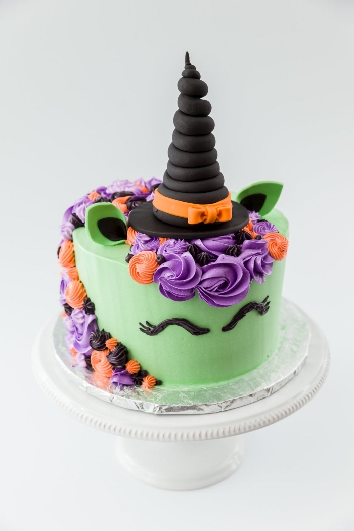 modèle de gâteau sur étages au glaçage vert, comment décorer un gâteau d'anniversaire enfant pour halloween