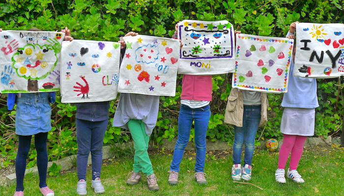 atelier créatif enfant pour créer une nappe personnalisée de dessins enfant en peinture motifs variés, idée jeux anniversaire imagination créativité