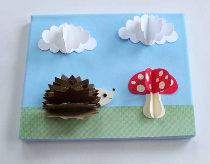 tableau art 3d avec champignon, hérisson et nuages en papier sur fond vert et bleu, loisir creatif pour tout petit