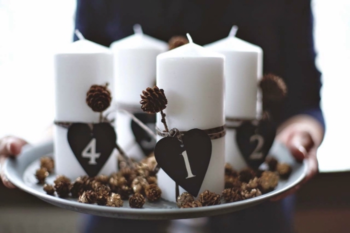 exemple que peut on faire avec des pommes de pin, décoration de table festive et romantique avec bougies