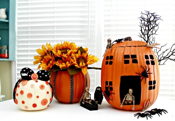 citrouille halloween dessin facile à design effrayant avec figurines d'araignées, exemple décor avec objets DIY pour Halloween