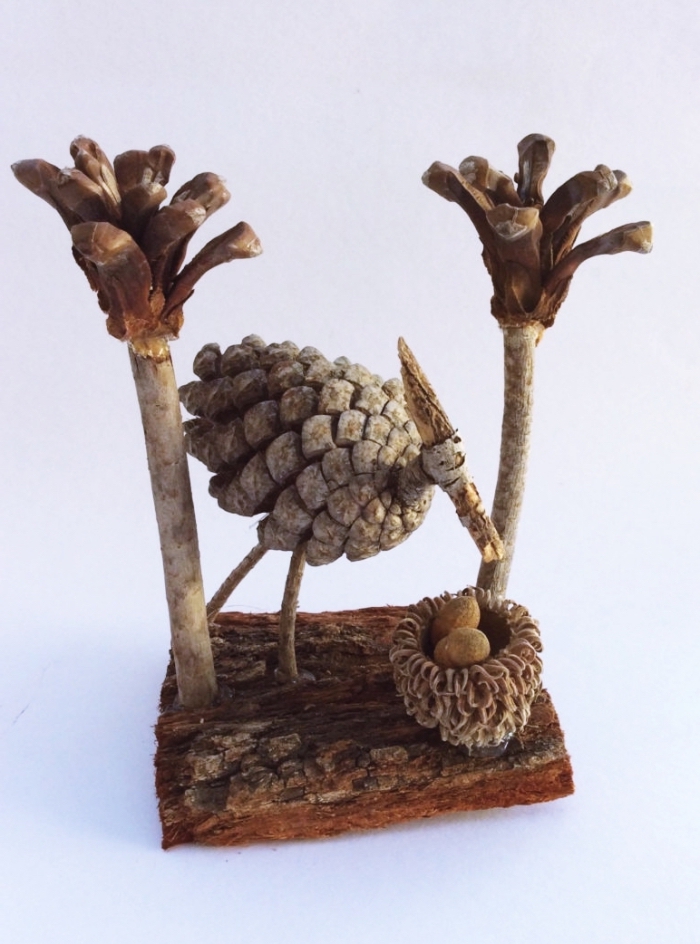 apprendre à fabriquer des figurines en matériaux naturels, diy cigogne en pomme de pin avec mini palmier et nid
