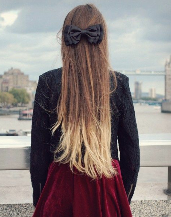 photo femme de dos avec vue sur bridge aux longs cheveux chatains avec pointes blondes en tie and dye dégradé
