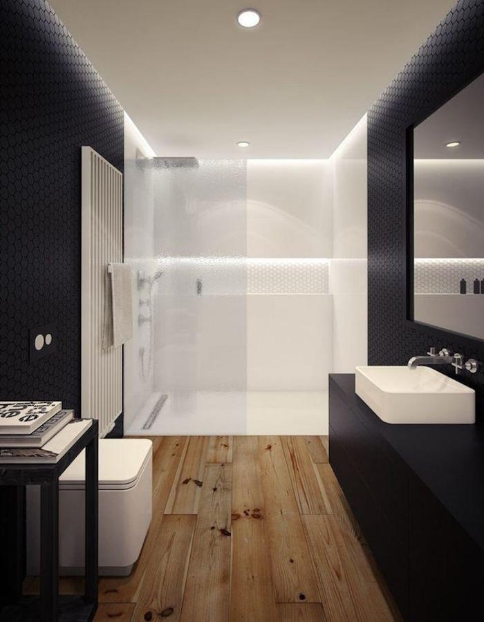 salle de bain design aux murs foncés, douche italienne blanche et sol en parquet, toilettes carrées modernes